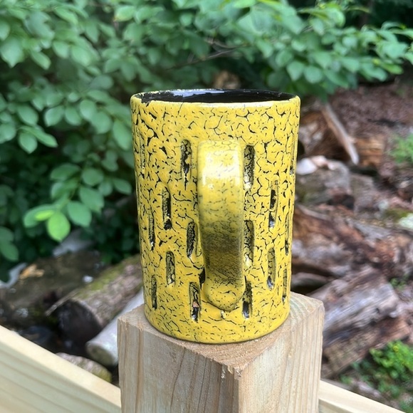 Rare 1960s Bitossi Black and Yellow Textured Crackle Like Glaze *Decorative* Mug - Picture 2 of 9